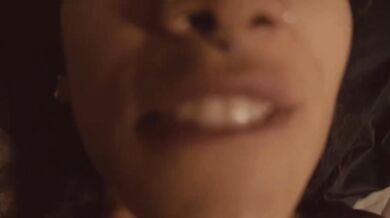 Those lips got her pussy dripping while fingering herself raw
