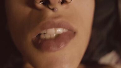 Those lips got her pussy dripping while fingering herself raw