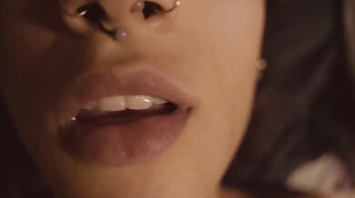 Those lips got her pussy dripping while fingering herself raw