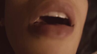 Those lips got her pussy dripping while fingering herself raw