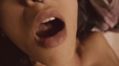 Those lips got her pussy dripping while fingering herself raw