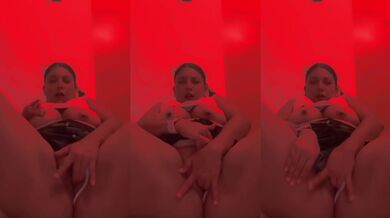 Con ganas de un hombre rico con sus tetas grandes tocandose solita