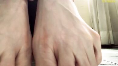 Watch this teasing daddy’s girl ruin your mind with her gorgeous feet