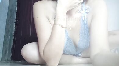 Pinay squirts loud on solo cam with filthy talk and dripping pussy