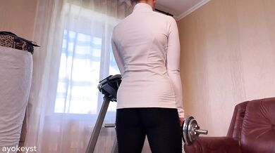 Quick-witted sporty girl shakin her ass while rippin through a squirting solo orgasm with a dildo