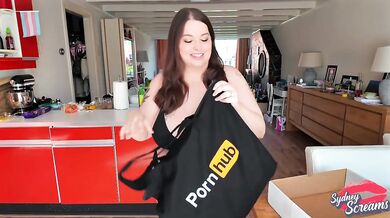 BBW MILF flaunts PornHub swag in unboxing haul Sydney Screams wet