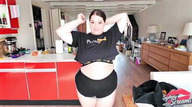 BBW MILF flaunts PornHub swag in unboxing haul Sydney Screams wet