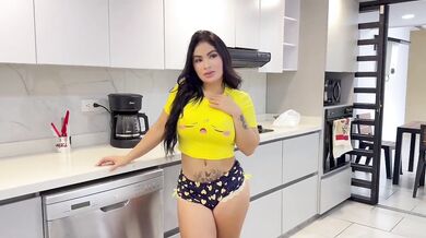 Latina colegiala me llenó la boca de mi leche en su cuarto mientras su novia dormía
