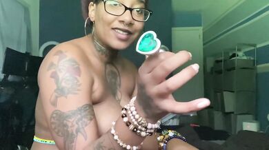 Big ass ebony on butt plug solo cumshot
