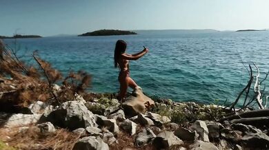 Big dick on display her risky public beach fuck gets huge cumshot while someone watched