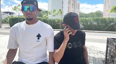 Un reto entre mejores amigos termina en una buena follada por el culo a mi madrastra y corrida en la cara de ella