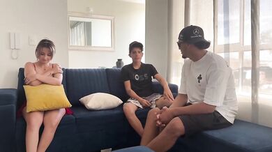 Un reto entre mejores amigos termina en una buena follada por el culo a mi madrastra y corrida en la cara de ella