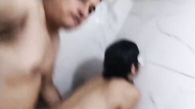 Madura delgada recibe culiada en la ducha bajo el agua