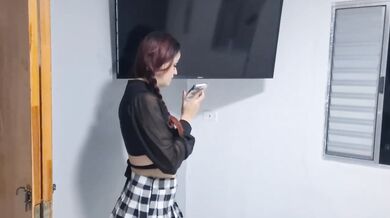 Técnico de TV Recebe Entregador Ruiva e Sai Ereto com Ereção