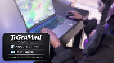 Gaming Girl Destroyed By Big Dick Creampie While Playing LoL