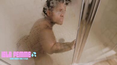 Ebony Midget Showers And Gives Best Blowjob To Photographer