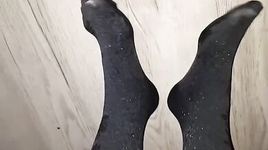 PeePenelopa Moans Loudly While Getting Completely Drenched Now