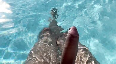 Branlette dans la piscine 1