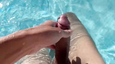 Branlette dans la piscine 1