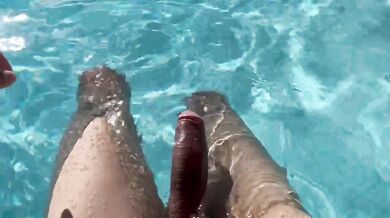 Branlette dans la piscine 1
