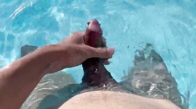 Branlette dans la piscine 1