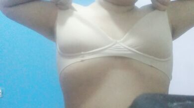 Gorda gordibuena celebra las fiestas moviendo su culo gordo haciendo twerk! Casero real amateur