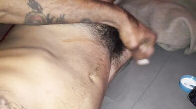 Masterbating in bed to porn