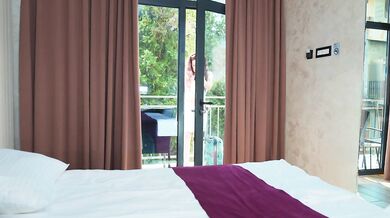 Sharing a hotel room with a sexy MILF / Luna Roulette