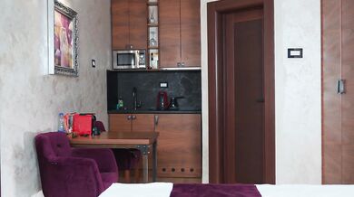 Sharing a hotel room with a sexy MILF / Luna Roulette