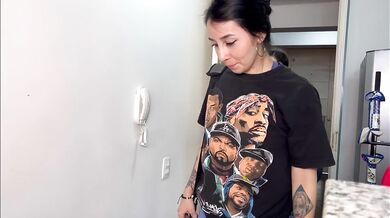 MY FRIEND FROM THE GYM COMES TO MY HOUSE AND WE END UP HAVING DELICIOUS LESBIAN SEX UNTIL WE CUM