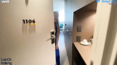 My friend's stepmother invites me to the house and ends up fucking me / SofieArg x LuenOk