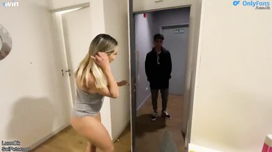 La amiga de mi madrastra se aprovecha y me folla hasta sacarme toda la leche / LuenOk x Sol Peterson