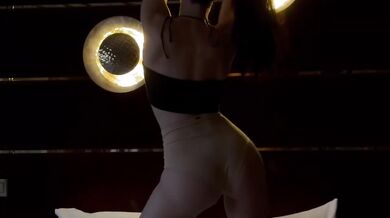 Flexing Goddess In Short Shorts Destroyed The Bed With Juicy Twerking