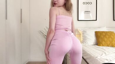 Amateur Blonde College Girl Masturbating With Dildo Riding Shaved Perfect Pussy