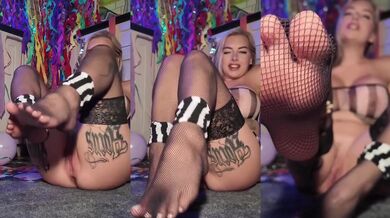 Cubbi Thompson Birthday Exclusive Rubbing Pussy and Toes While You Suck Feet with Fishnet Stockings