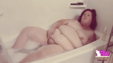 SSBBW Kelly Queen Bubble Bath Play