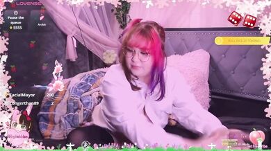 Chubby Olivia Hanson Masturbates Wet Pussy On TikTok Live Stream