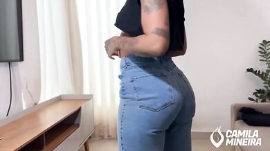 Madrasta Experimenta Calças Apertadas E Mostra Bumbum Sexy