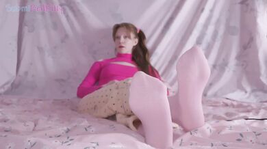 Cute Redhead in Pajamas Plays Subnautica While You Destroy Her Soles and Feet