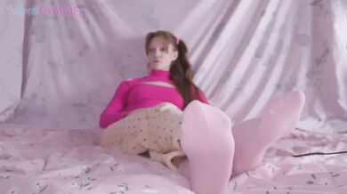 Cute Redhead in Pajamas Plays Subnautica While You Destroy Her Soles and Feet