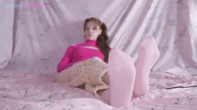 Cute Redhead in Pajamas Plays Subnautica While You Destroy Her Soles and Feet