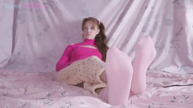 Cute Redhead in Pajamas Plays Subnautica While You Destroy Her Soles and Feet