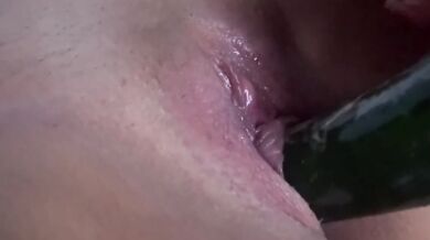 No pude controlarme me meti un pepino enorme en mi coño lechoso