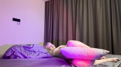 Verified blonde babe with big round ass and small fake tits from college asks if sex is art