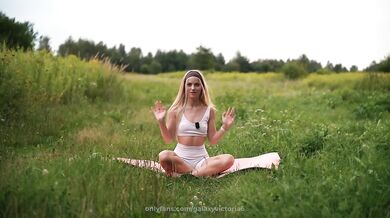 Naked Yoga Destroyed By Anal Tail And Squirt
