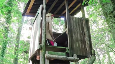 Milf blonde gets destroyed by fuck machine outdoors squirting wet piss