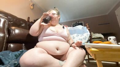 Bella Blaze Stuffs Her Face Like A Hungry Pig Exclusive HD