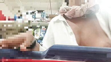 Moglie troia al supermercato con tette fuori e capezzoli lunghi