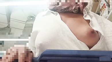Moglie troia al supermercato con tette fuori e capezzoli lunghi