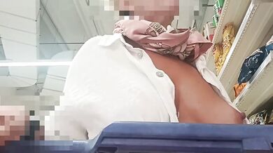 Moglie troia al supermercato con tette fuori e capezzoli lunghi